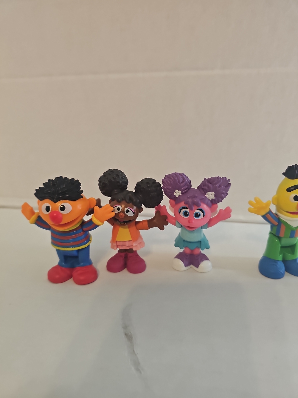 Sesame Street Mini Figure Set - Orange, Purple, Pink, Red, Blue, Yellow